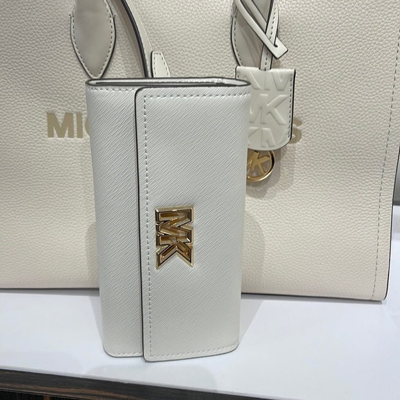 Michael Kors Mimi Large Saffiano Leather Bi-Fold Continental Wallet
Optic White - Picture 2 of 16